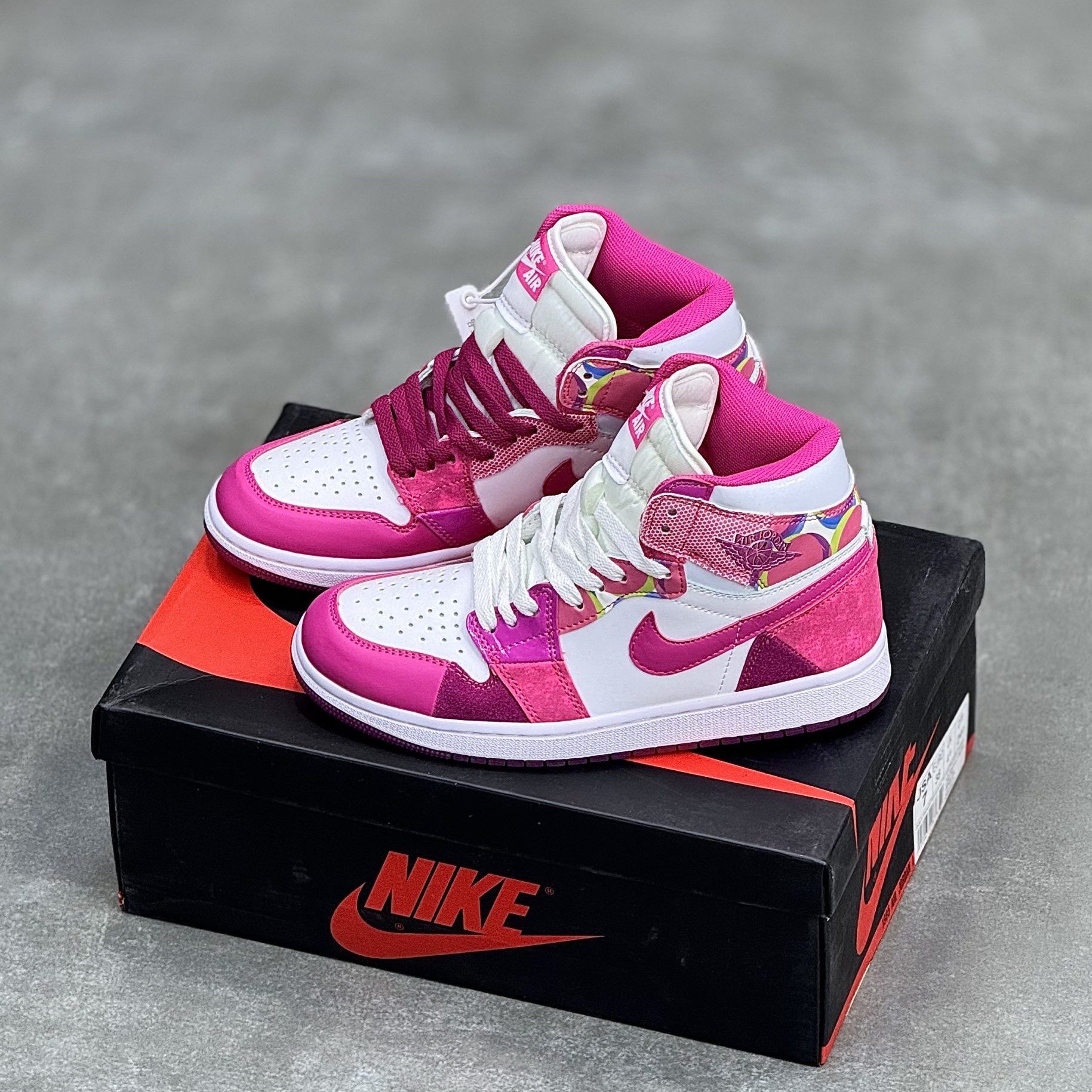 IMG_0279-scaled-1.jpeg کفش نایک ایر جردن وان ساقدار صورتی شاد Nike Air Jordan 1 High Happy Pink - تصویر 1