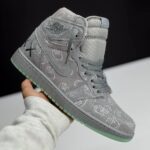 کفش نایک ایر جردن وان ساقدار کاز طوسی  Nike Air Jordan 1 High KAWS Grey
