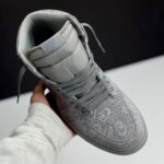 کفش نایک ایر جردن وان ساقدار کاز طوسی  Nike Air Jordan 1 High KAWS Grey - تصویر 3