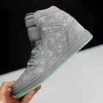 کفش نایک ایر جردن وان ساقدار کاز طوسی  Nike Air Jordan 1 High KAWS Grey - تصویر 2