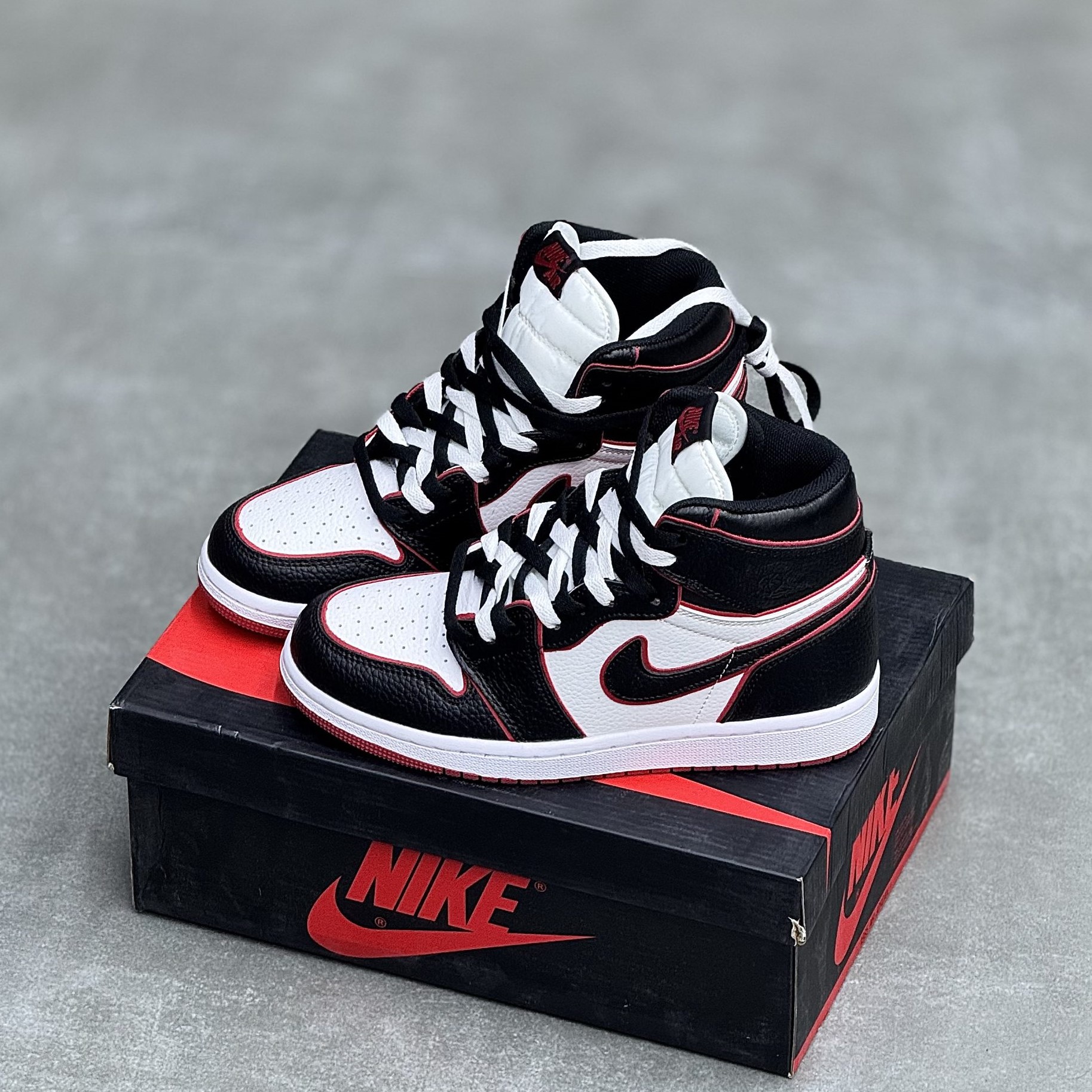 IMG_2204-scaled-1.jpeg کفش نایک ایر جردن وان ساقدار رترو سفید مشکی قرمز Nike Air Jordan 1 High Retro White Black Red - تصویر 1