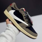 کفش نایک ایر جردن ۱ لو تراویس اسکات دارک موکا  Nike Air Jordan 1 Low Travis Scott Dark Mocha