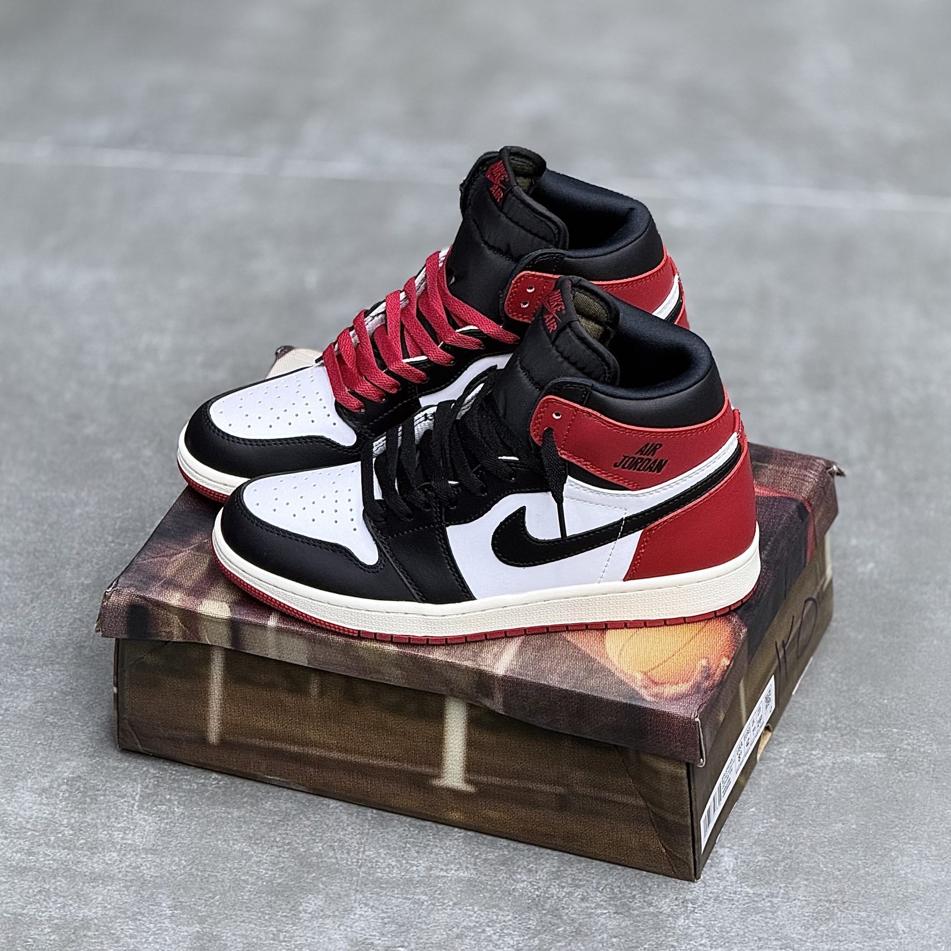 IMG_4312-scaled-1.jpeg کفش نایک ایر جردن وان ساقدار مایکل جردن Nike Air Jordan 1 High Michael Jordan - تصویر 1