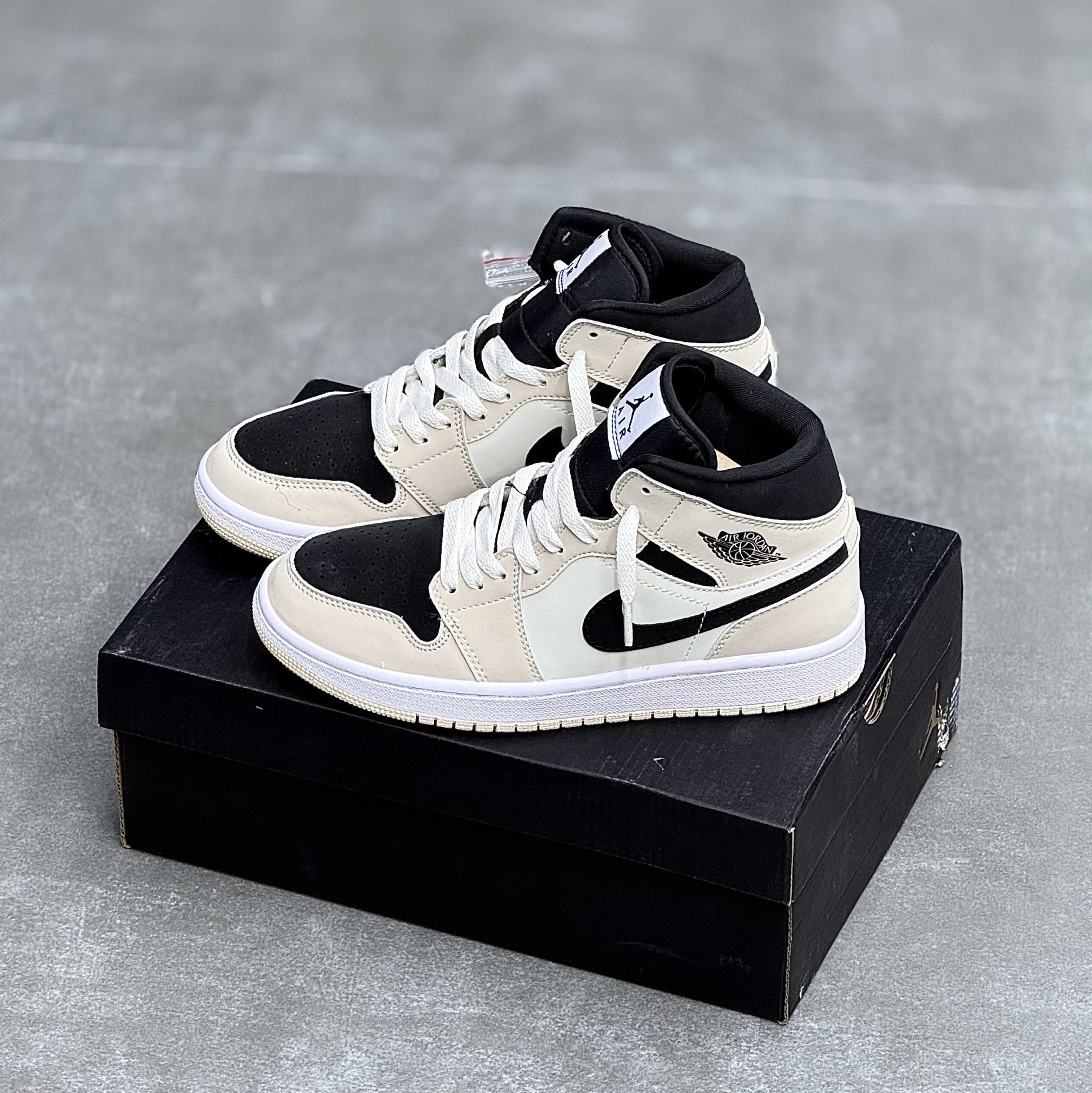 IMG_4397-scaled-1.jpeg کفش نایک ایر جردن وان ساقدار کرم مشکی Nike Air Jordan 1 High Cream Black - تصویر 1