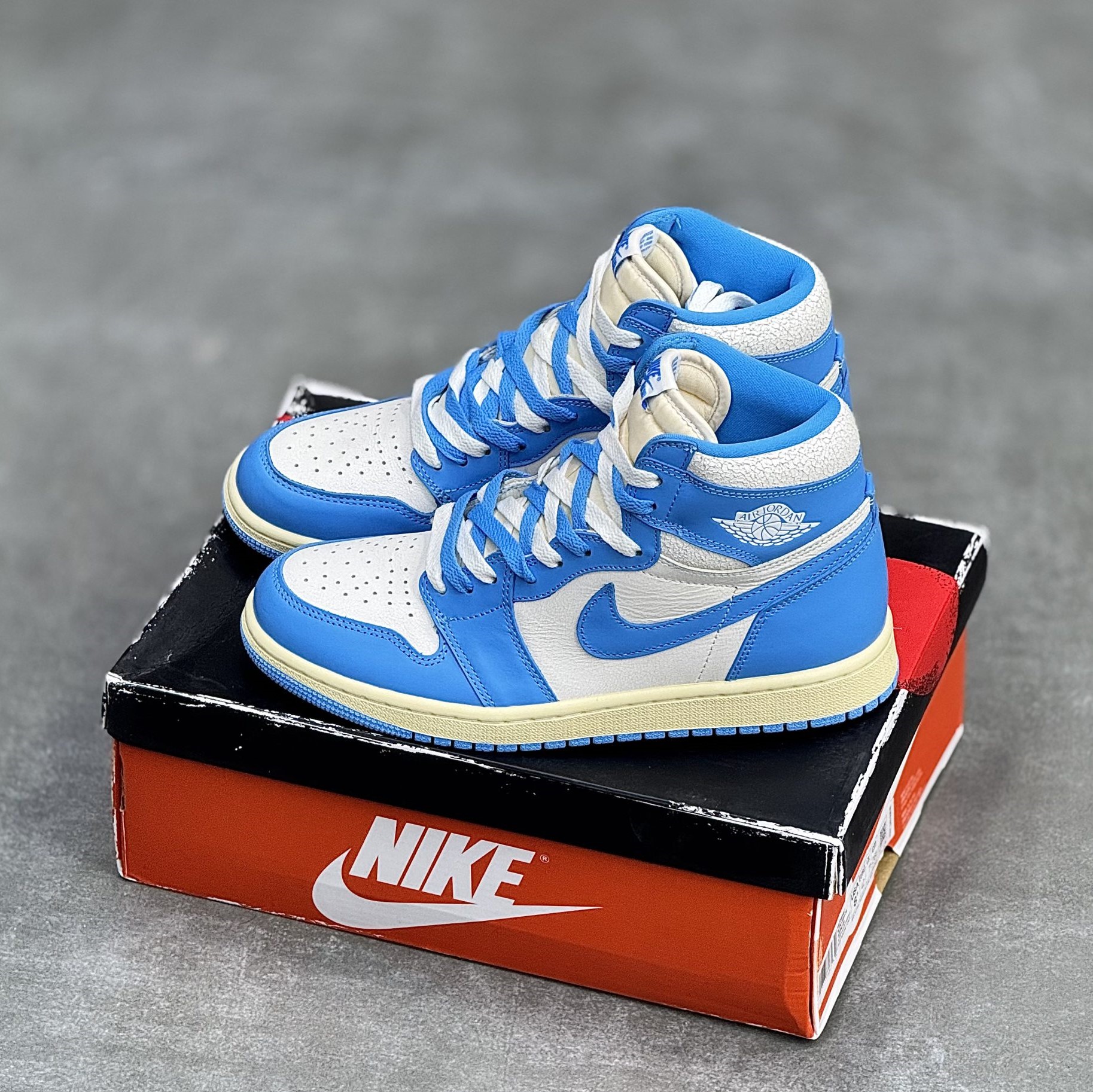 IMG_8497-scaled-1.jpeg کفش نایک ایر جردن وان ساقدار شیکاگو لاست اند فاند آبی Nike Air Jordan 1 High Chicago Lost & Found Blue - تصویر 1