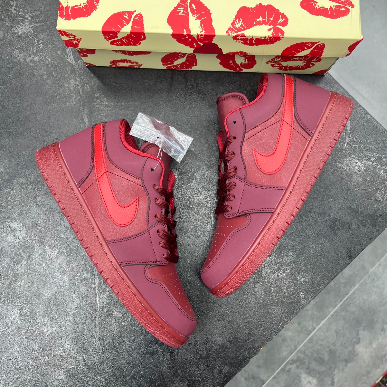 de2179e5-8fae-4a9c-b5ba-101ce5758f21.jpg کفش نایک ایر جردن وان لو ولنتاین دی Nike Air Jordan 1 Low Valentine’s Day 2026 - تصویر 1