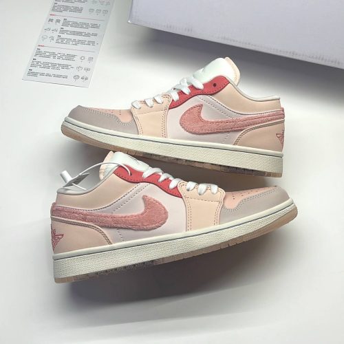 photo_22_2025-05-29_12-14-44-500x500-1.jpg کفش نایک جردن وان لو مایتی سویشرز پینک Nike Jordan 1 Low Mighty Swooshes Pink - تصویر 1
