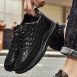 کتونی مردانه جدید با طرح چرم تمساح مشکی Men's Crocodile Pattern Black Casual Sneakers - تصویر 3